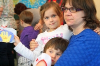Besiedka ku Dňu matiek 2013 – v náručí mamičky, foto: Miloslav Ofúkaný