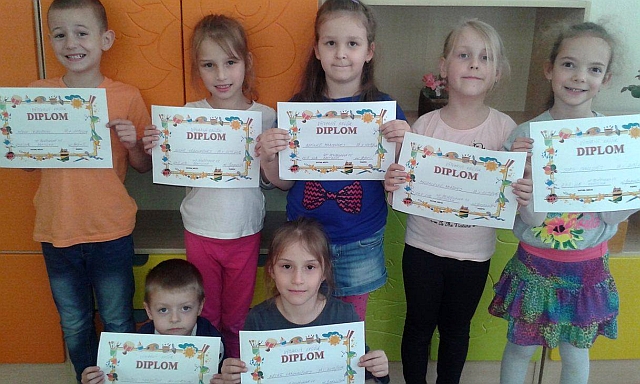 Ukončenie výtvarného krúžku šk. rok 2015/2016 s diplomami pre deti, foto: Jana Gašparíková